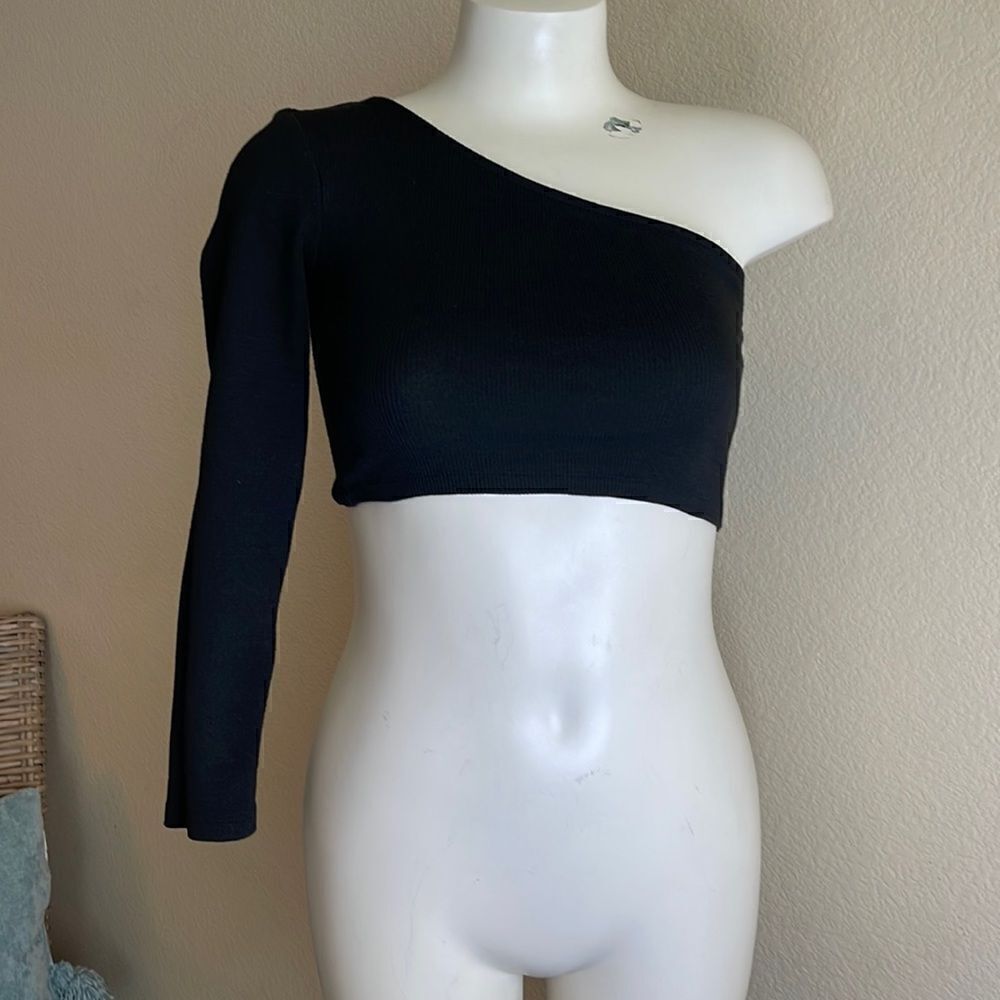 Black long sleeve one shoulder one sleeve cropped Polly top size 4
